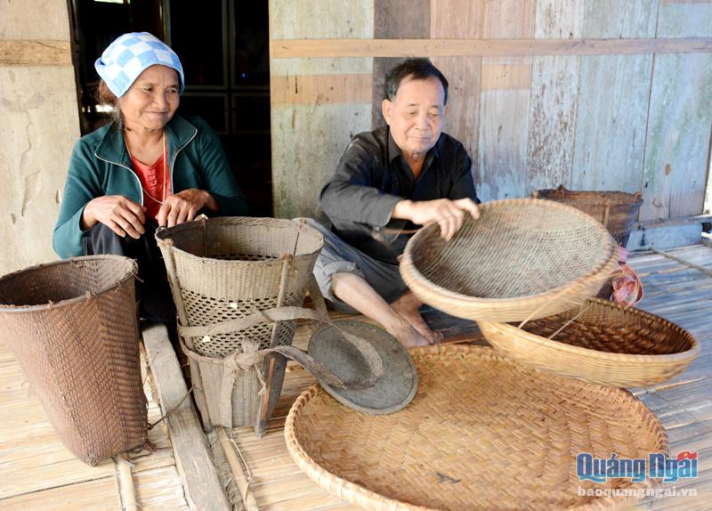  Vợ chồng ông Đinh Văn Nghiêu với sản phẩm mây, tre đan của gia đình.