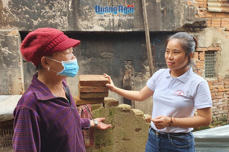 Chị Nguyễn Thị Ngọc Hằng (bên phải) đến nhà động viên và kêu gọi hỗ trợ giúp bà Nguyễn Thị Hạnh, ở thị trấn Sông Vệ (Tư Nghĩa) xây dựng nhà mới.