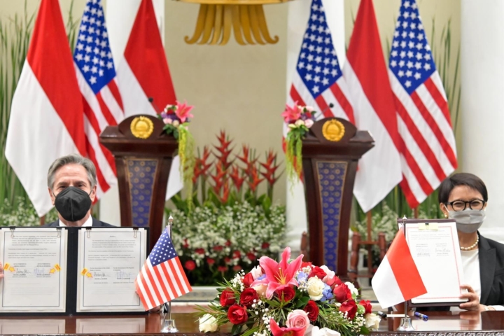  Bộ trưởng Ngoại giao Mỹ và Indonesia trong buổi lễ ký kết. (Ảnh: EPA-EFE)