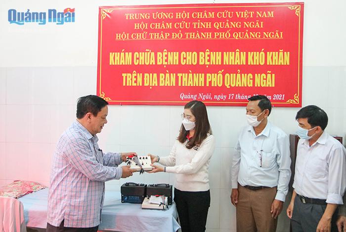 Dịp này, Trung ương Hội Châm cứu Việt Nam cũng tặng 2 máy châm cứu cho Hội Chữ thập đỏ TP.Quảng Ngãi, mỗi máy trị giá hơn 1 triệu đồng