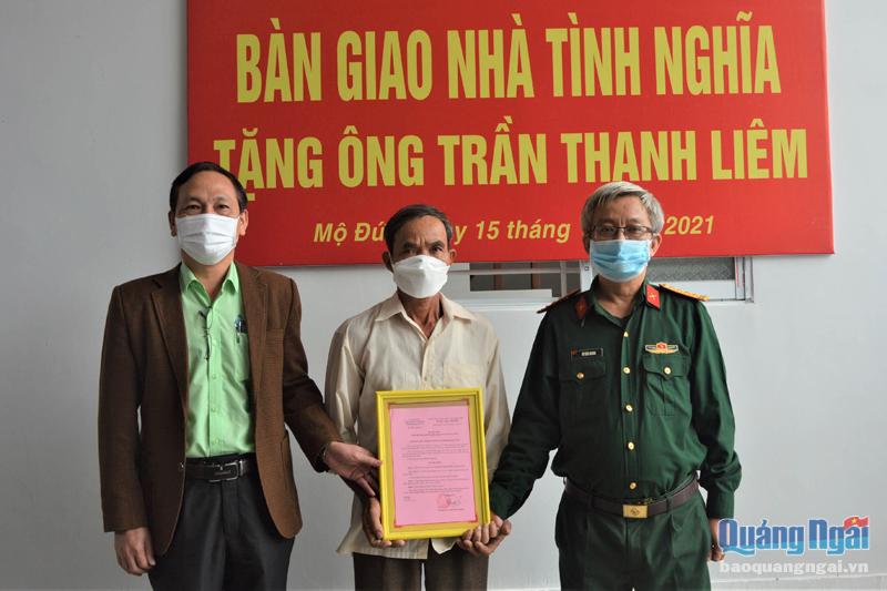 Đại diện Bộ CHQS tỉnh và Công ty CP Đường Quảng Ngãi bàn giao nhà cho ông Trần Thanh Liêm.