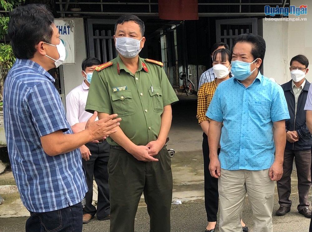 Phó Chủ tịch UBND tỉnh Võ Phiên (bìa phải) kiểm tra công tác phòng, chống dịch tại Công ty TNHH Thủy sản Phùng Hưng