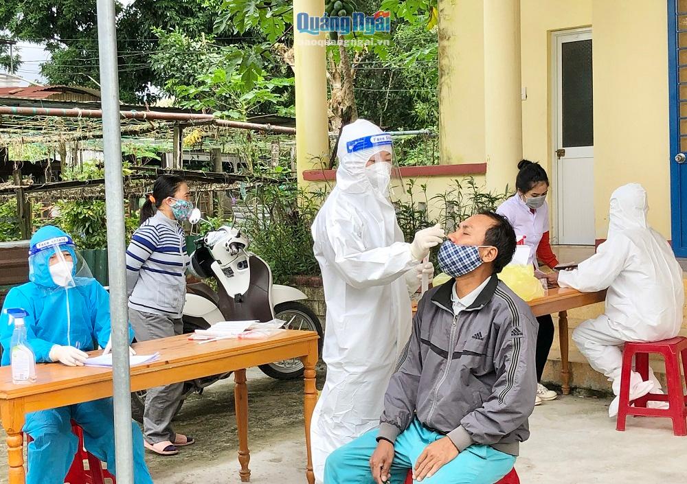 Lấy mẫu sàng lọc Covid-19 cho người dân trong khu vực nguy cơ cao thuộc tổ 10, phường Quảng Phú (TP.Quảng Ngãi)