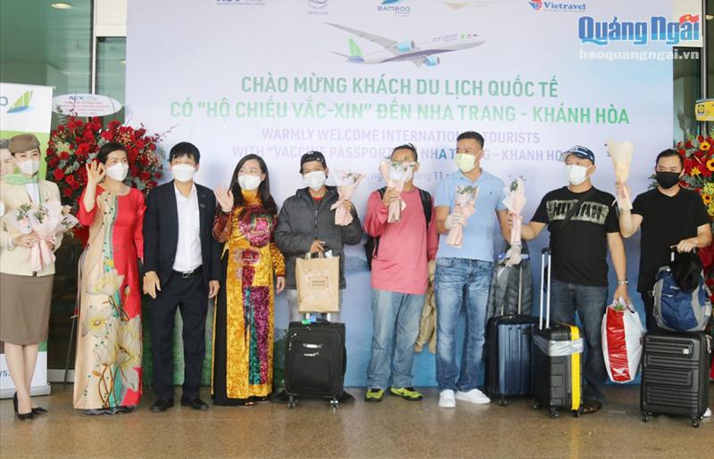 Du khách quốc tế đến tỉnh Khánh Hoà du lịch theo “hộ chiếu vắc  xin”. Ảnh: Internet 