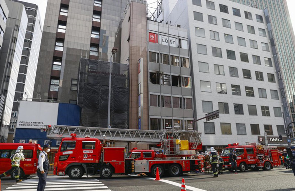Toàn cảnh vụ hỏa hoạn tại một tòa nhà ở thành phố Osaka, Nhật Bản sáng 17-12 - Ảnh: JAPAN TODAY