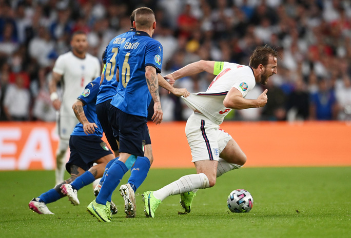 Tuyển Anh bị người Ý ngáng chân ở chung kết Euro 2020 trên sân Wembley.