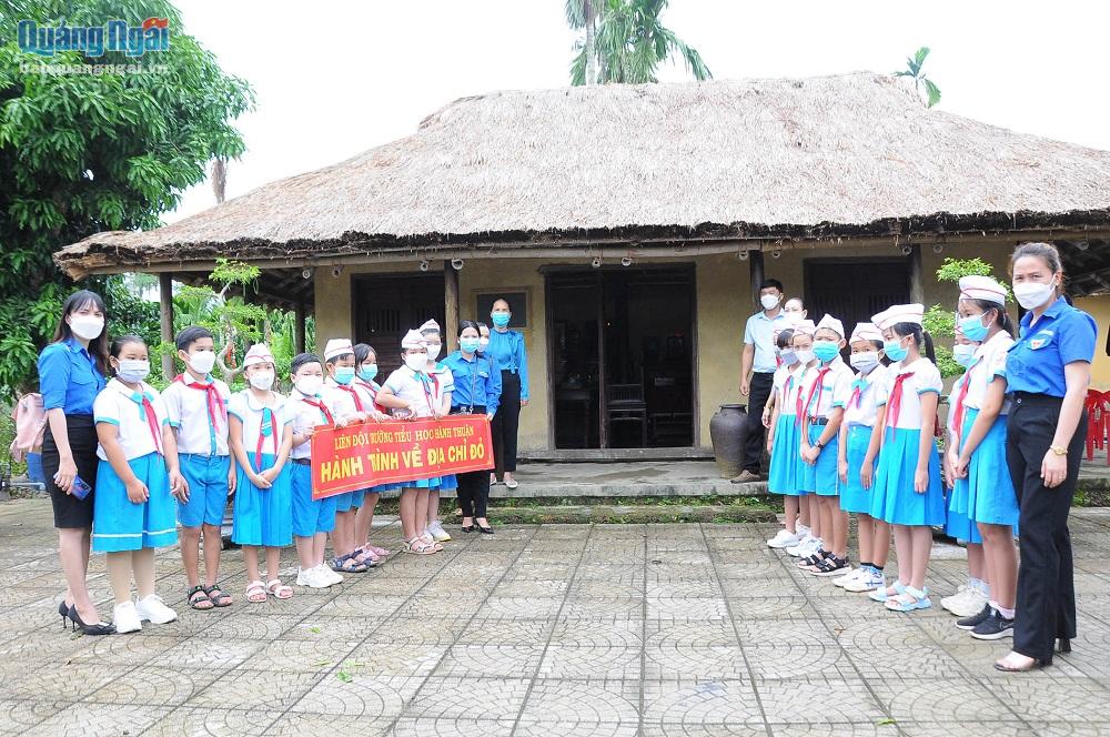 Thầy cô giáo và học sinh  Trường Tiểu học Hành Thuận tìm hiểu về di tích Ủy ban Kháng chiến hành chính Nam Trung bộ