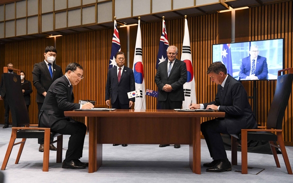 Tổng thống Hàn Quốc Moon Jae In và Thủ tướng Úc Scott Morrison (đứng giữa) chứng kiến ký kết thỏa thuận quốc phòng tại Canberra vào ngày 13-12 - Ảnh: AFP