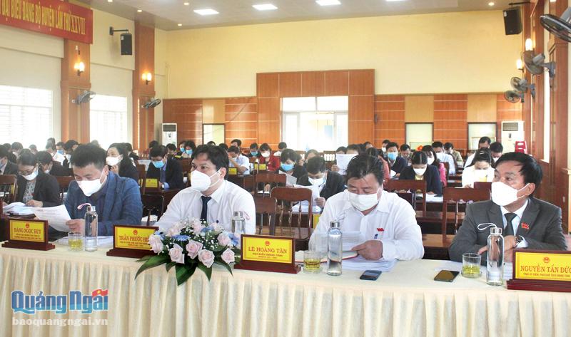 Các đại biểu tham dự Kỳ họp thứ 4, HĐND huyện Bình Sơn khóa XII.  Ảnh: NG.HƯƠNG