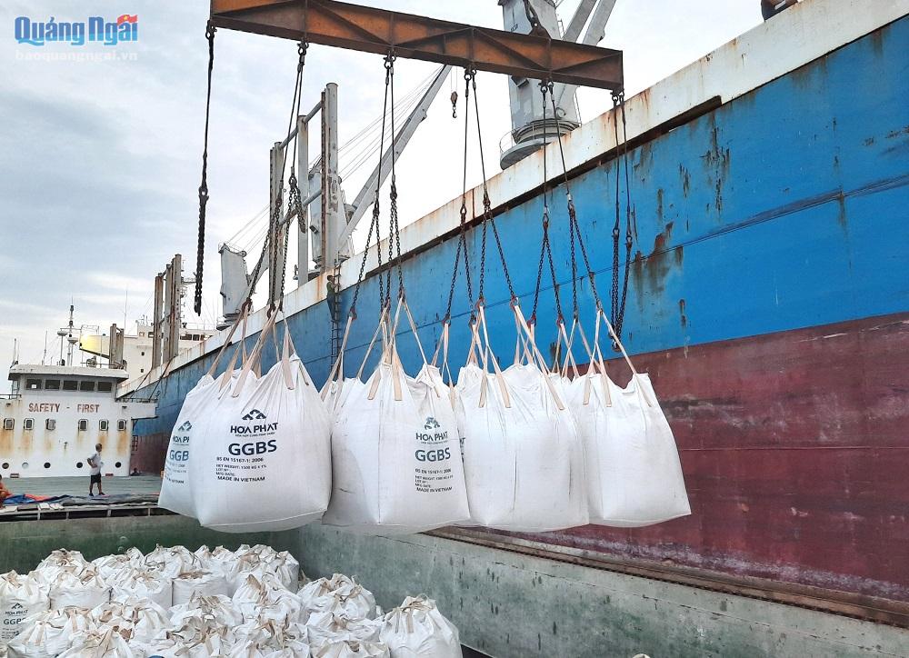 Hòa Phát bán hơn 1 triệu tấn xỉ hạt lò cao nghiền mịn
