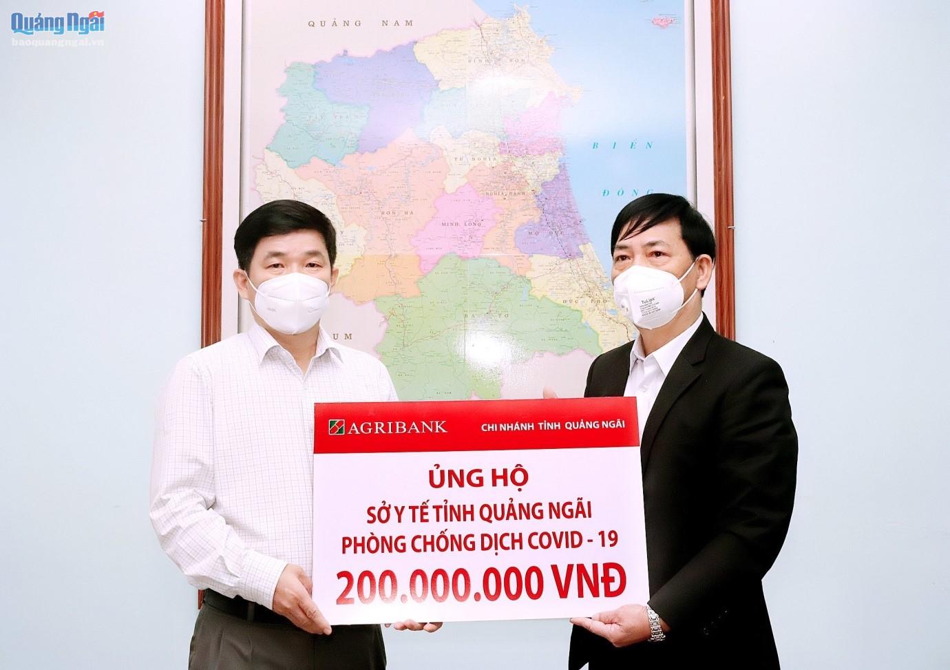 Agribank Quảng Ngãi ủng hộ 300 triệu đồng phòng chống dịch Covid-19