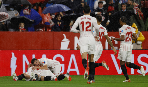 Niềm vui của các cầu thủ Sevilla sau khi Alejandro Gomez mở tỉ số - Ảnh: REUTERS