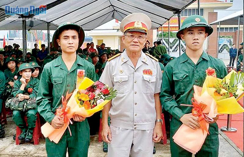 Đại tá Huỳnh Minh Giữ tặng hoa cho thanh niên lên đường nhập ngũ năm 2020.           Ảnh: X.T