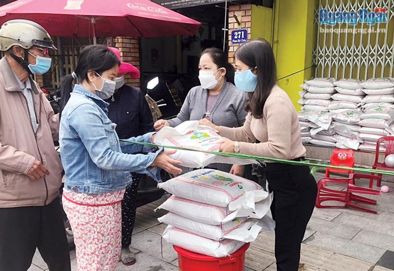 Hội LHPN TP.Quảng Ngãi hỗ trợ gạo cho người dân gặp khó khăn.