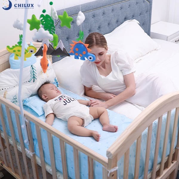 Nôi cũi đa năng Chilux với tính năng ghép giường tiện lợi cho bố mẹ chăm sóc bé