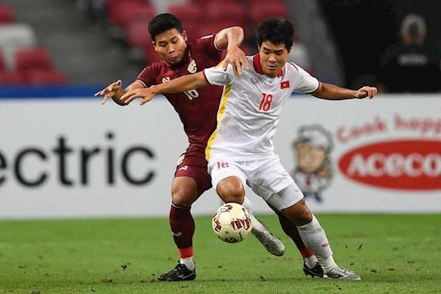 Một pha tranh bóng giữa cầu thủ Việt Nam và cầu thủ Thái Lan. 
