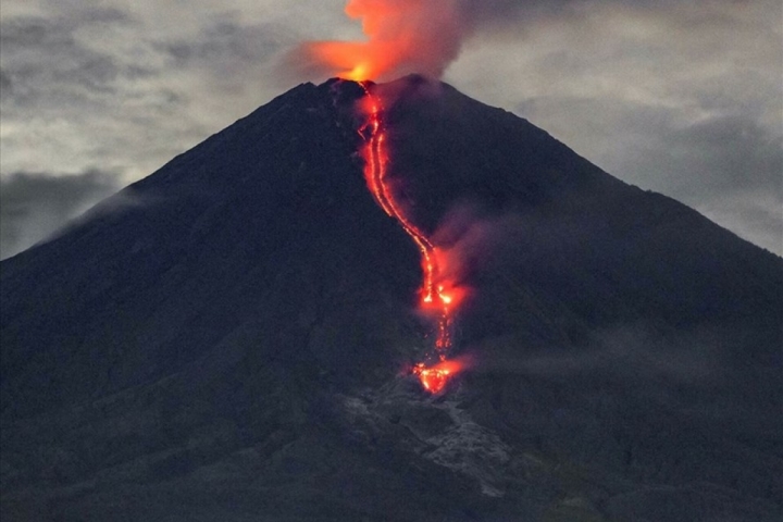 Núi lửa Semeru ở Indonesia phun trào. (Ảnh: AFP)