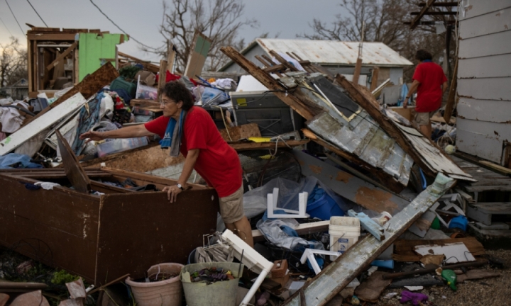 Người dân dọn dẹp đống đổ nát sau bão Ida tại Golden Meadow, bang Louisiana hôm 1/9. (Ảnh: Reuters)