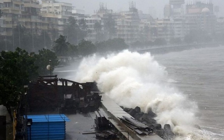 Bão Tauktae tấn công bờ biển Ấn Độ. (Ảnh: BBC)