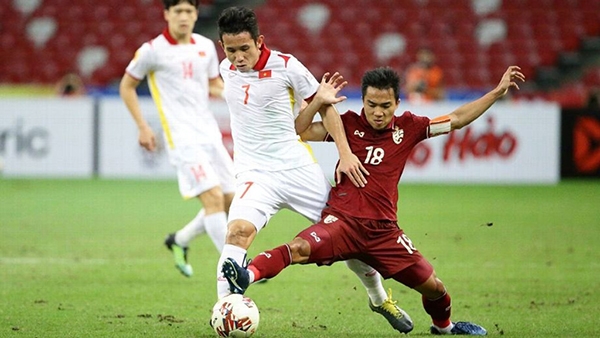 Pha tranh bóng giữa cầu thủ Việt Nam với cầu thủ Thái Lan trong trận bán kết lượt về.