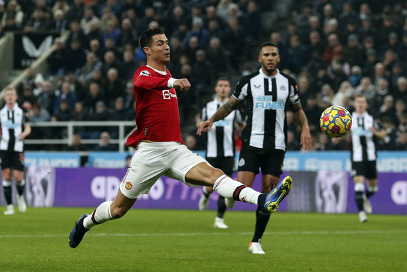 Ronaldo mờ nhạt, Man Utd chật vật cầm hòa Newcastle