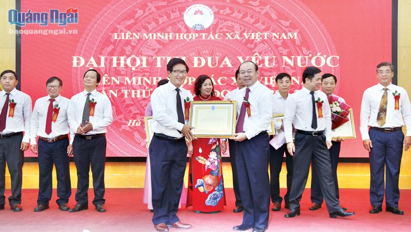 Liên minh HTX tỉnh được Liên minh HTX Việt Nam tặng Bằng khen tại Đại hội Thi đua yêu nước, giai đoạn 2016 - 2020.