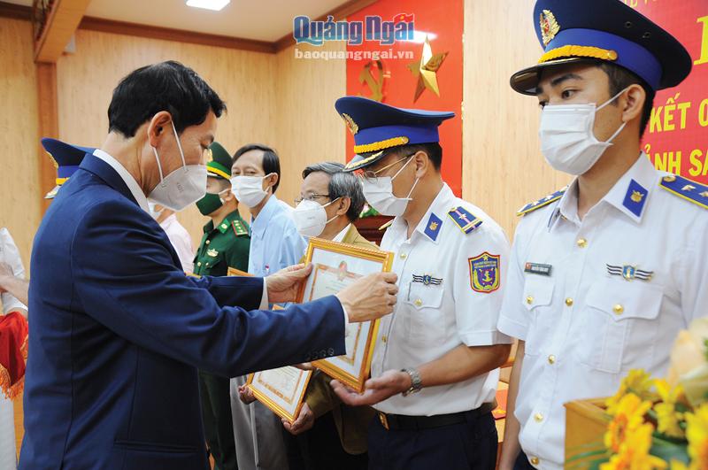 Trưởng ban Dân vận Tỉnh ủy, Chủ tịch Ủy ban MTTQ Việt Nam tỉnh Võ Thanh An tặng giấy khen cho các cá nhân thuộc Bộ Tư lệnh Vùng Cảnh sát biển 2.