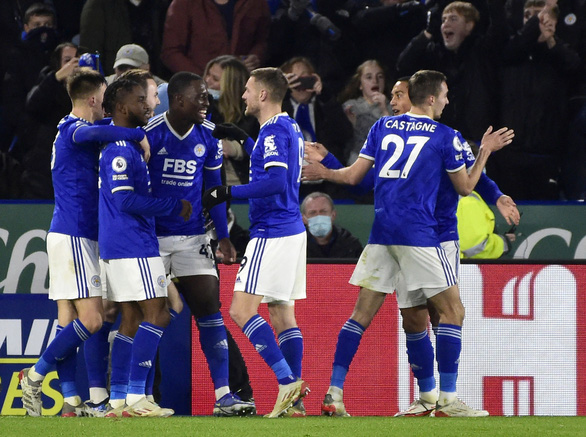 Niềm vui của các cầu thủ Leicester sau khi ghi bàn vào lưới Liverpool - Ảnh: REUTERS