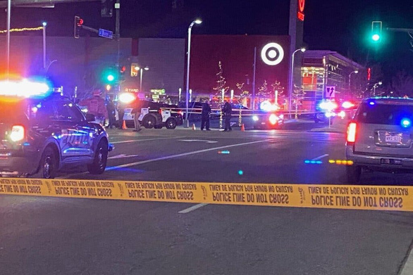 Một hiện trường của vụ xả súng ở Denver bị phong tỏa tối 27-12 - Ảnh: NYT