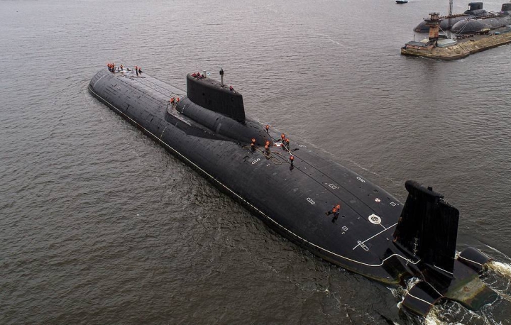 Tàu ngầm hạt nhân Dmitry Donskoy của hải quân Nga. (Ảnh: TASS)