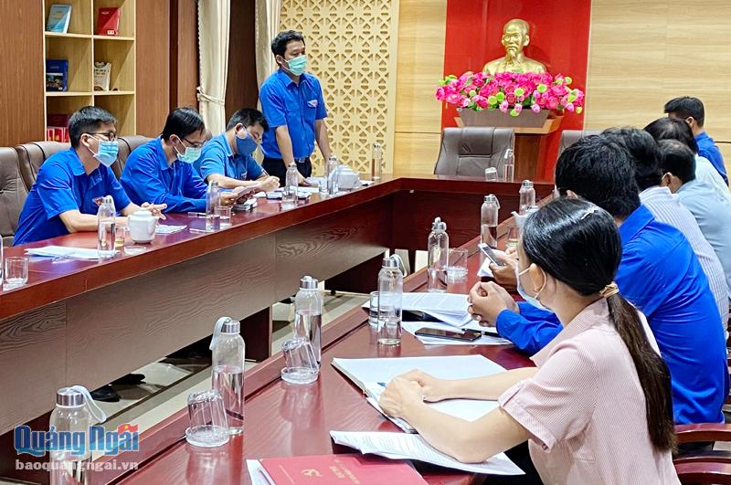 Ban Thường vụ Tỉnh đoàn giám sát việc thực hiện Nghị quyết 25-NQ/TW tại huyện Lý Sơn.               Ảnh: T.D