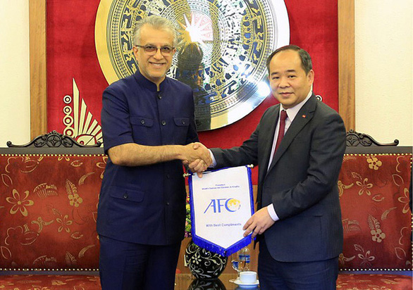Ông Lê Khánh Hải (phải) trong cuộc tiếp đón chủ tịch AFC, thời gian tới ông Hải sẽ không còn đảm nhiệm vai trò chủ tịch VFF - Ảnh: NAM KHÁNH