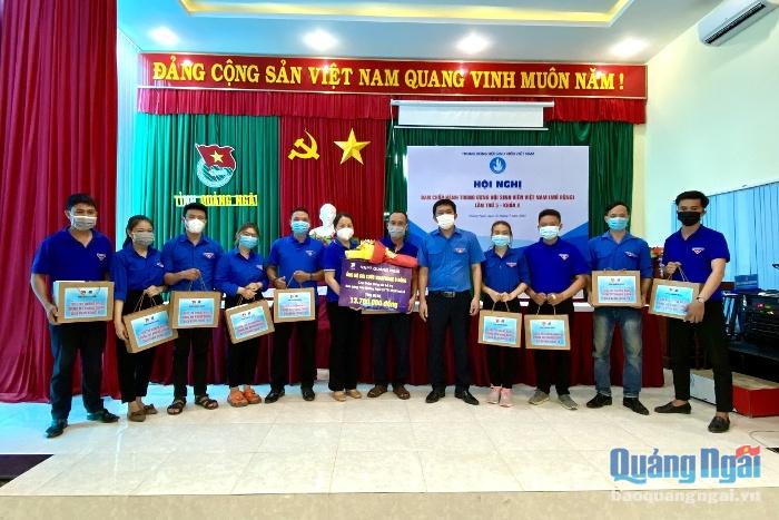 Tỉnh Đoàn cùng nhà tài trợ trao quà động viên cho anh Hiển (ngoài cùng bên trái) cùng các thanh niên tình nguyện vào TP.Hồ Chí Minh đón công dân Quảng Ngãi trở về quê nhà trong đợt dịch Covid-19 lần thứ 4 bùng phát. 