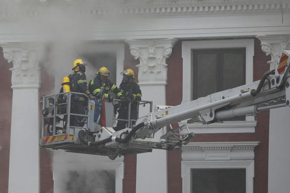 Nhân viên cứu hỏa tại tòa nhà Quốc hội Nam Phi ngày 2-1 - Ảnh: REUTERS