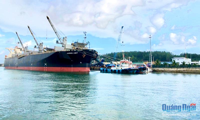 Tàu hàng 50 nghìn tấn, quốc tịch Panama rời cảng PTSC,  ở  KKT Dung Quất,  vào sáng 1/1/2022.