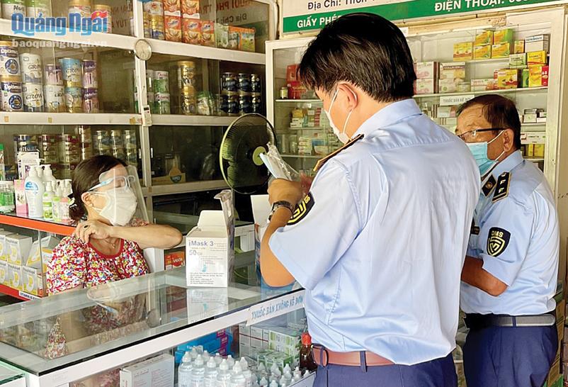 Lực lượng quản lý thị trường tỉnh kiểm tra việc lưu thông mặt hàng y tế tại nhà thuốc ở xã Đức Tân (Mộ Đức).