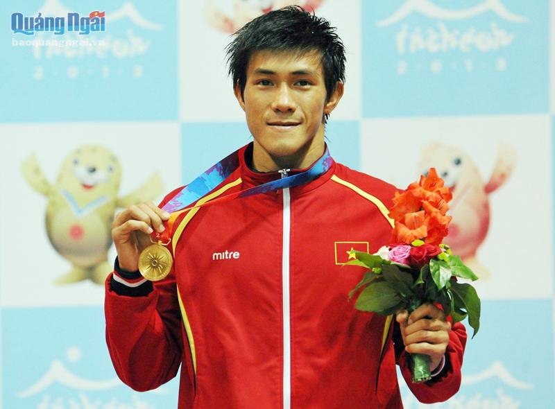 Võ sĩ Nguyễn Trần Duy Nhất 8 lần đoạt huy chương vàng  tại các giải Muay thế giới. Ảnh: NVCC