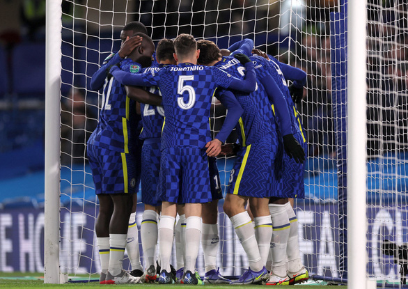 Niềm vui của các cầu thủ Chelsea sau khi có bàn mở tỉ số - Ảnh: REUTERS