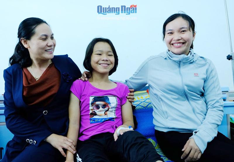 Cô giáo Nguyễn Thị Bích Thảo (bên phải) cùng với lãnh đạo nhà trường đến thăm em Hồ Thị Giang. 