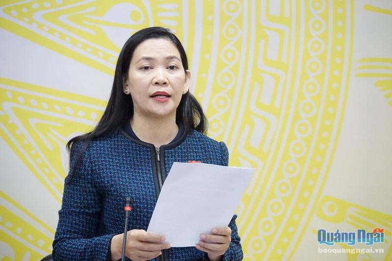 Phó Trưởng đoàn chuyên trách Đoàn ĐBQH tỉnh Huỳnh Thị Ánh Sương tham gia thảo luận