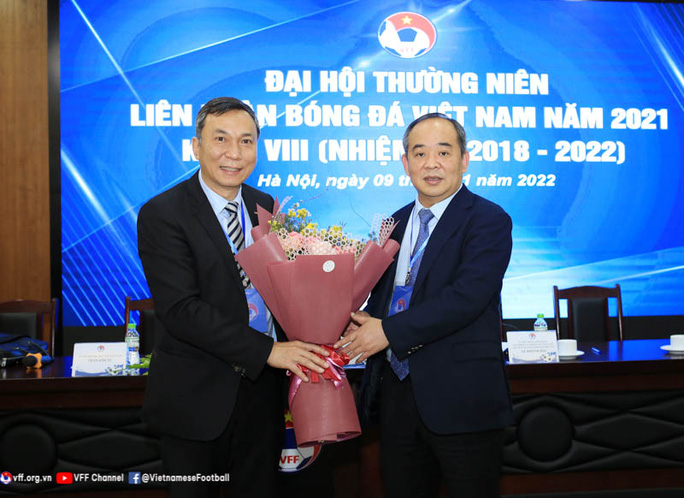 Ông Trần Quốc Tuấn nhận hoa chúc mừng từ Nguyên Chủ tịch VFF khóa VIII Lê Khánh Hải - Ảnh: VFF