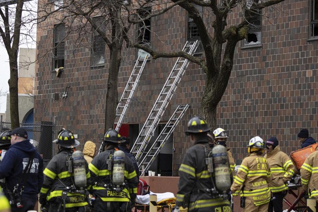 Hình ảnh các nhân viên chữa cháy làm việc tại hiện trường vụ hỏa hoạn. (Ảnh: AP)