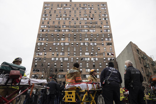 Nhân viên cứu hộ khẩn cấp tại hiện trường vụ cháy chung cư ngày 9/1 ở New York. (Ảnh: AP)