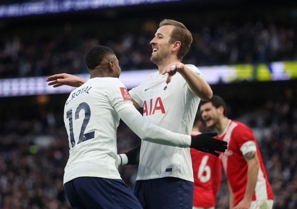 Harry Kane ăn mừng bàn nâng tỉ số lên 3-1 cho Tottenham - Ảnh: REUTERS