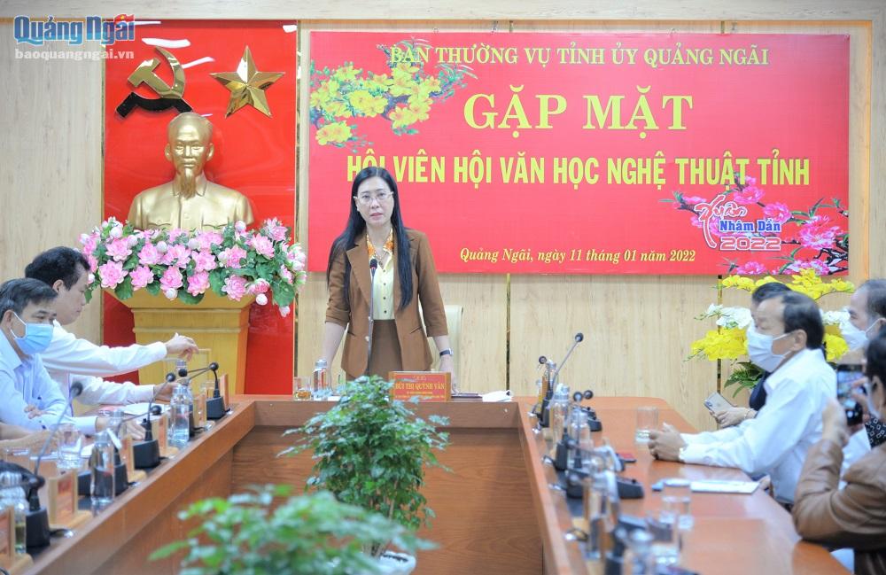 Bí thư Tỉnh ủy Bùi Thị Quỳnh Vân phát biểu tại buổi gặp mặt Hội VHNT tỉnh.