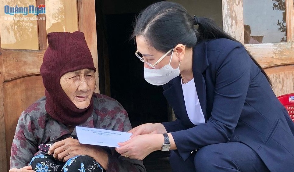 Bí thư Tỉnh ủy Bùi Thị Quỳnh Vân thăm, tặng quà Tết các gia đình chính sách, hộ nghèo