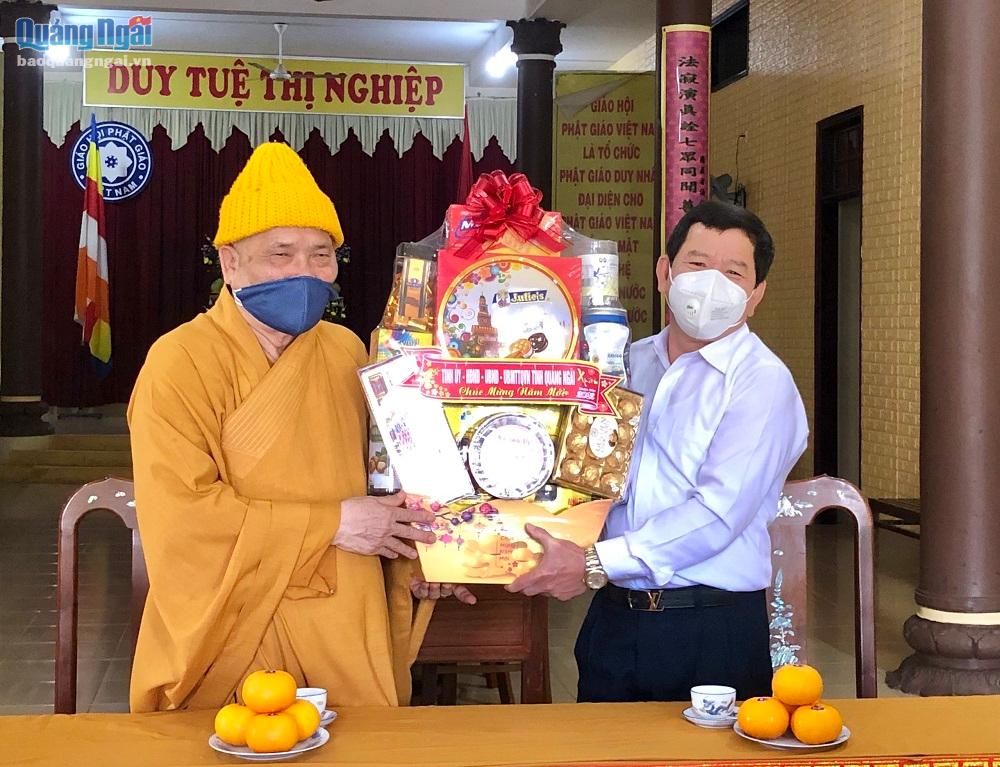 Chủ tịch UBND tỉnh Đặng Văn Minh tặng quà Tết tại Ban Trị sự Giáo hội Phật giáo Việt Nam tỉnh.