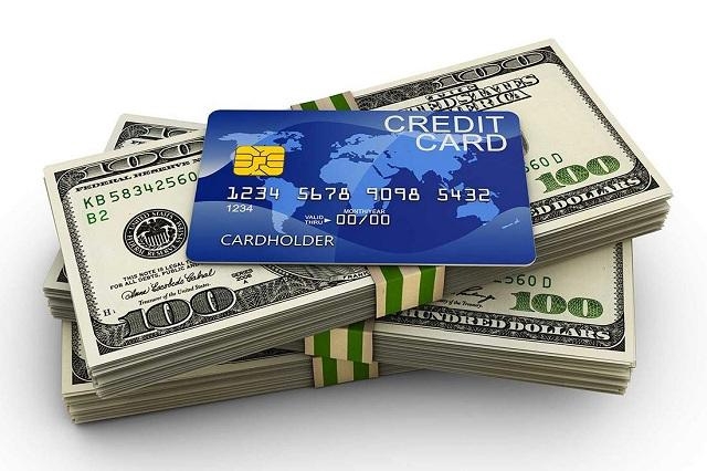 Rút tiền mặt từ thẻ tín dụng và những rủi ro tiềm ẩn