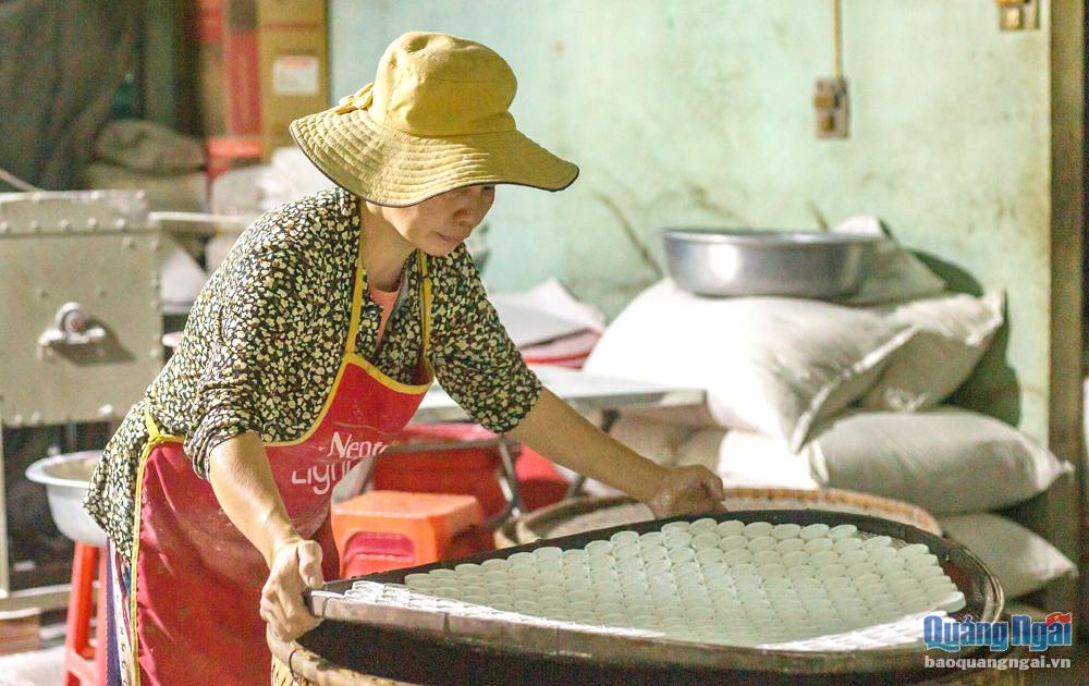  Bà Võ Thị Thu Thủy, ở xã Nghĩa Hòa (Tư Nghĩa), gìn giữ nghề làm bánh in truyền thống.