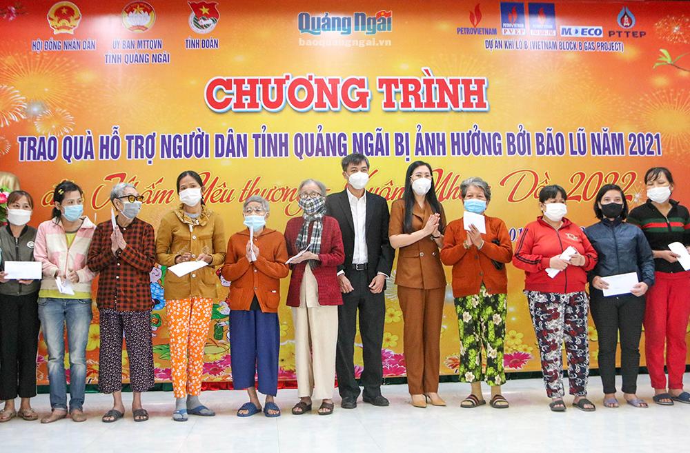 Trao quà cho người nghèo, chịu ảnh hưởng của bão lũ